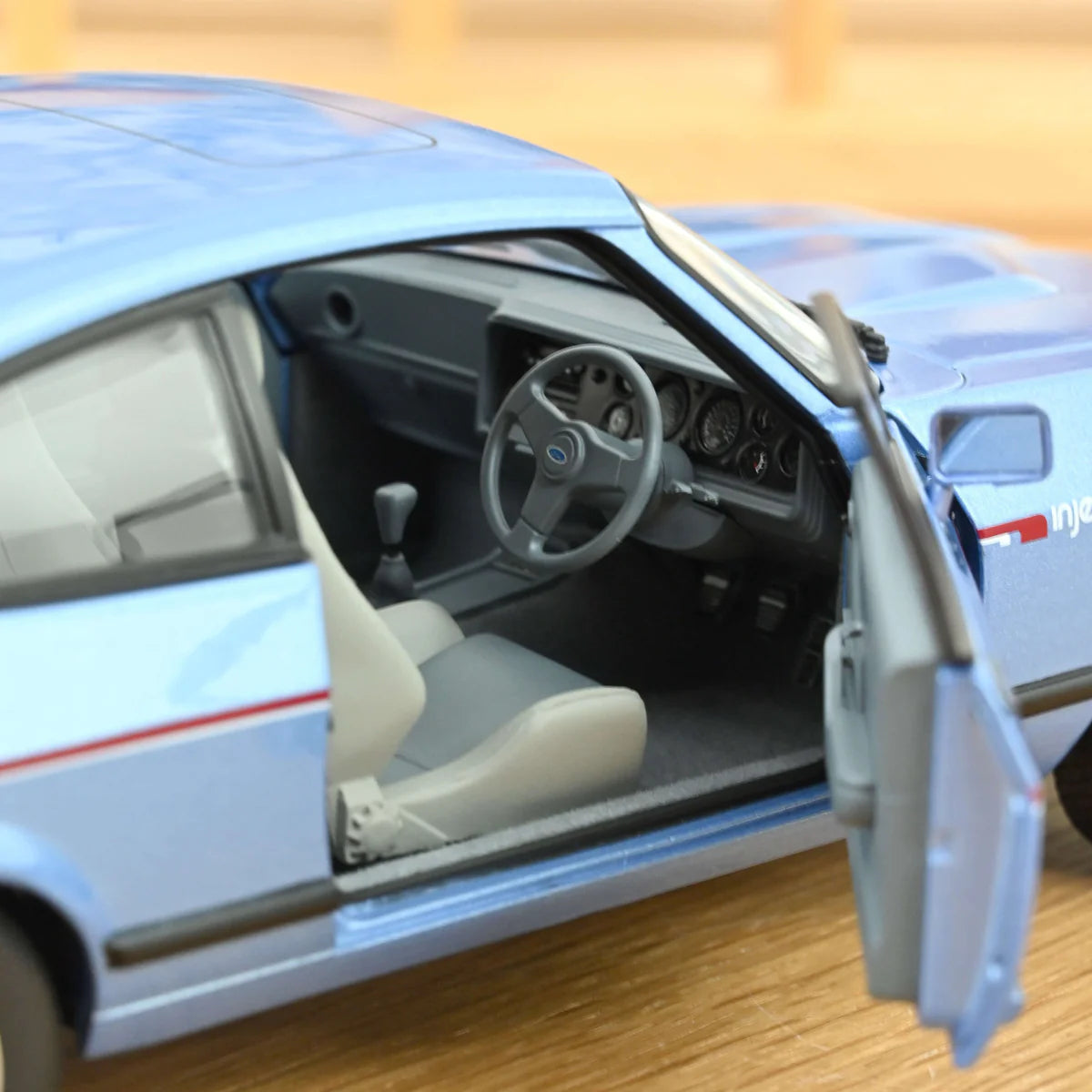 1/18 Ford Capri Mk.III 2.8 Injection RHD Paris Blue Metallic 1984 - NOV 182764