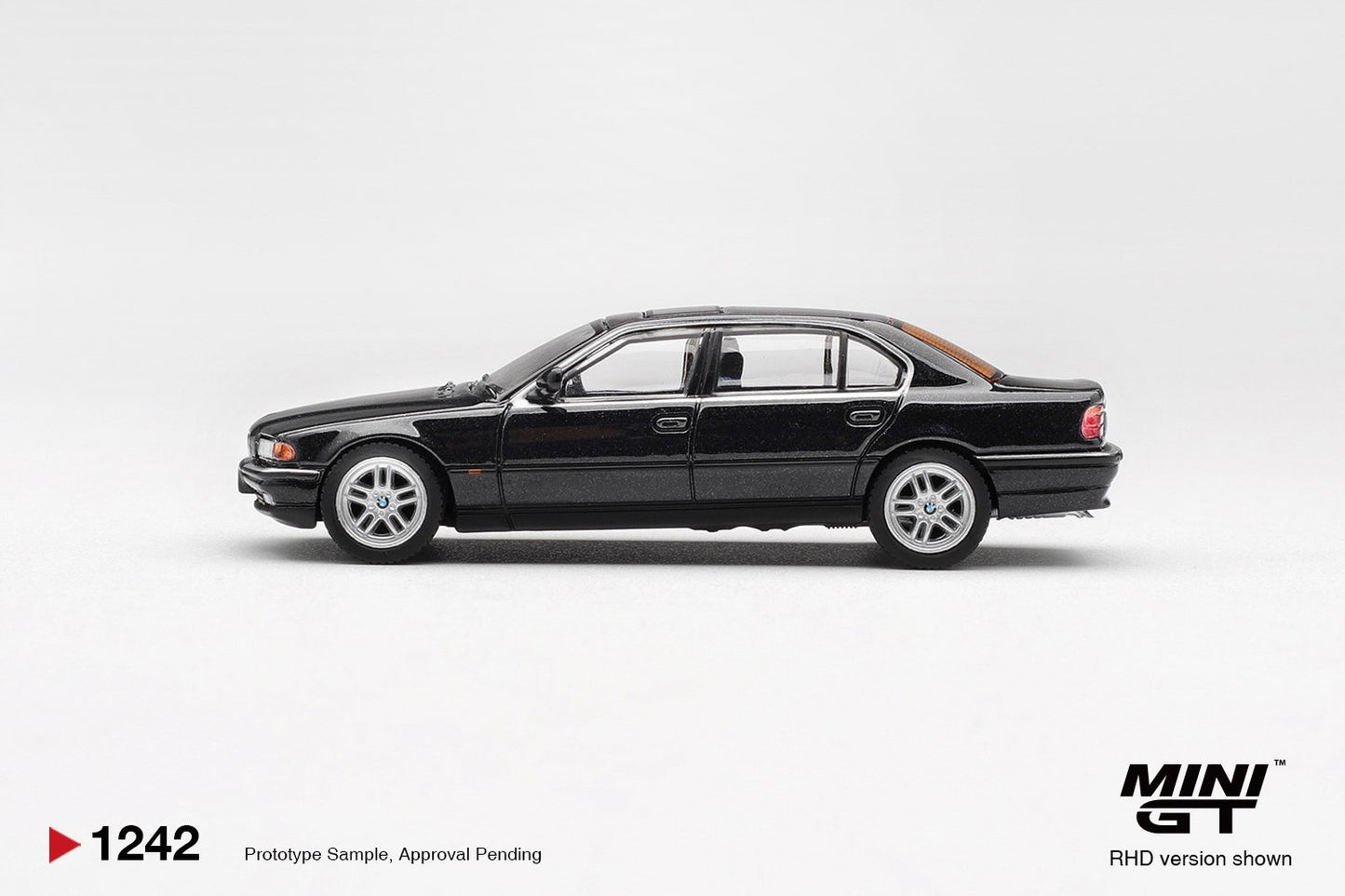 1/64 BMW 750IL BLACK SAPPHIRE - Mini GT - MGT01242
