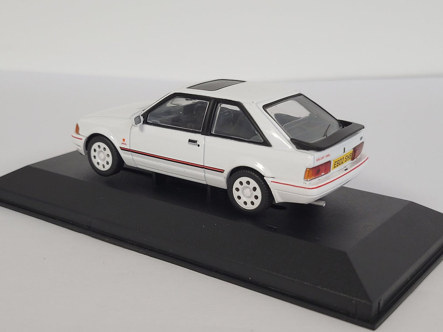 1:43 - VA14300 Ford Escort Mk4 XR3i Diamond White - CORGI VANGUARDS