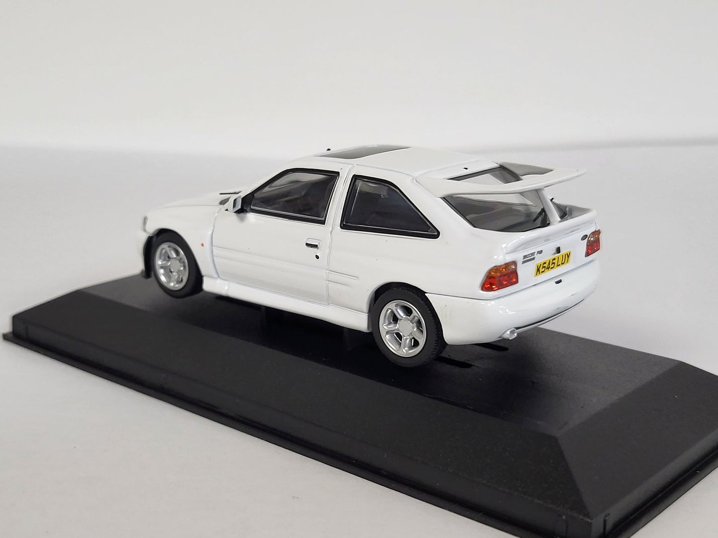 Corgi Vanguards 1/43 Ford Escort RS Cosworth Diamond White VA14800