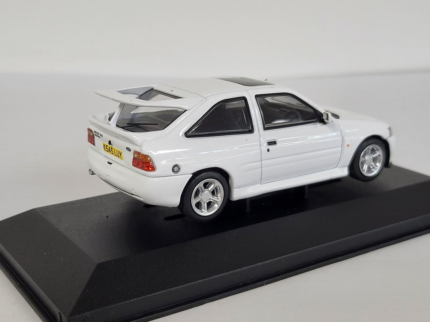 Corgi Vanguards 1/43 Ford Escort RS Cosworth Diamond White VA14800