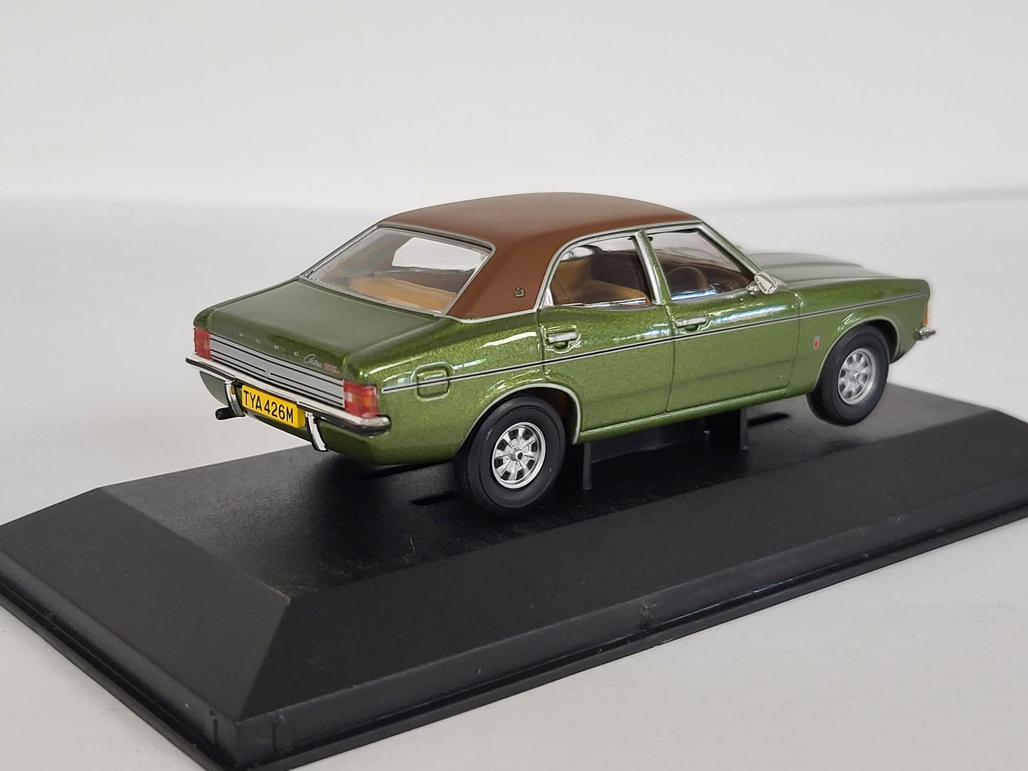 CORGI VANGUARDS - Ford Cortina Mk3 2.0 GXL Onyx Green - VA10319