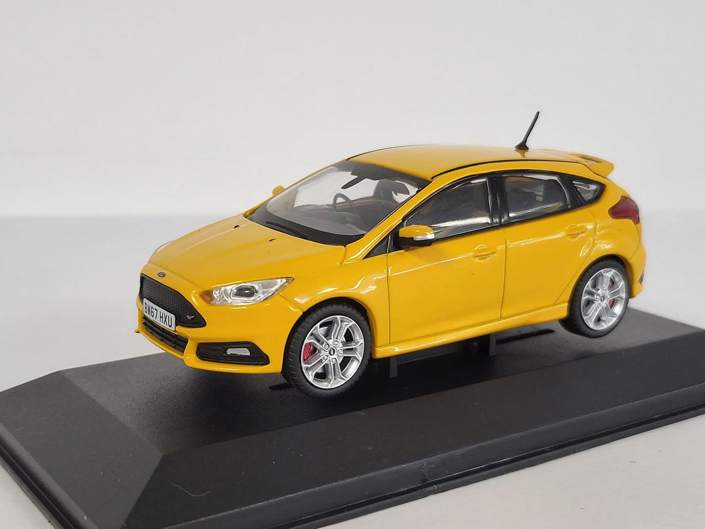 Corgi Vanguards VA15302 Ford Focus ST Tangerine Scream