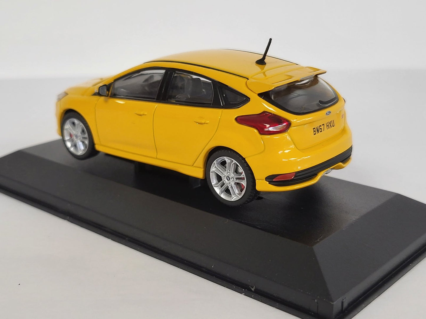 Corgi Vanguards VA15302 Ford Focus ST Tangerine Scream
