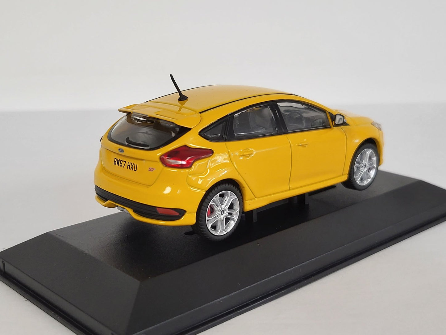 Corgi Vanguards VA15302 Ford Focus ST Tangerine Scream