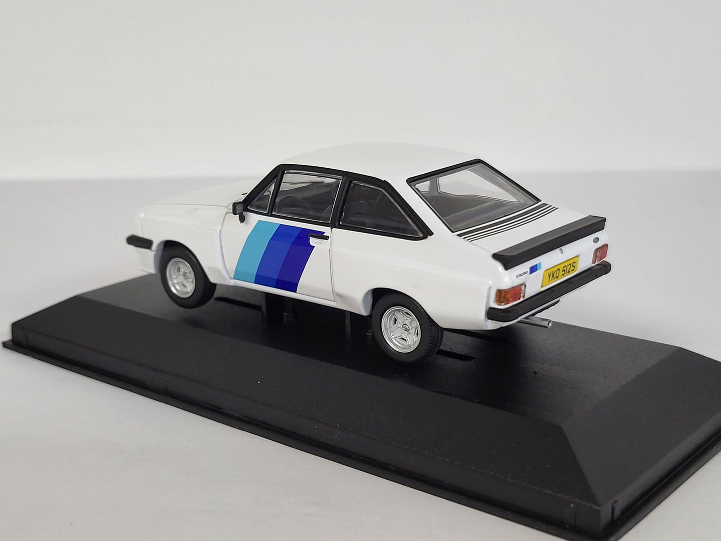 VANGUARDS VA14903 FORD ESCORT Mk2 RS 2000 SERIES X DIAMOND WHITE