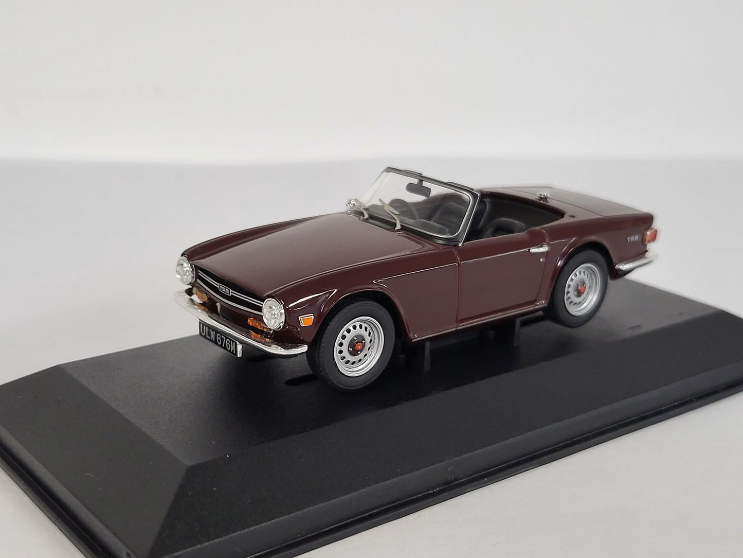 1/43 - Corgi Vanguards Triumph TR6 Damson VA14700