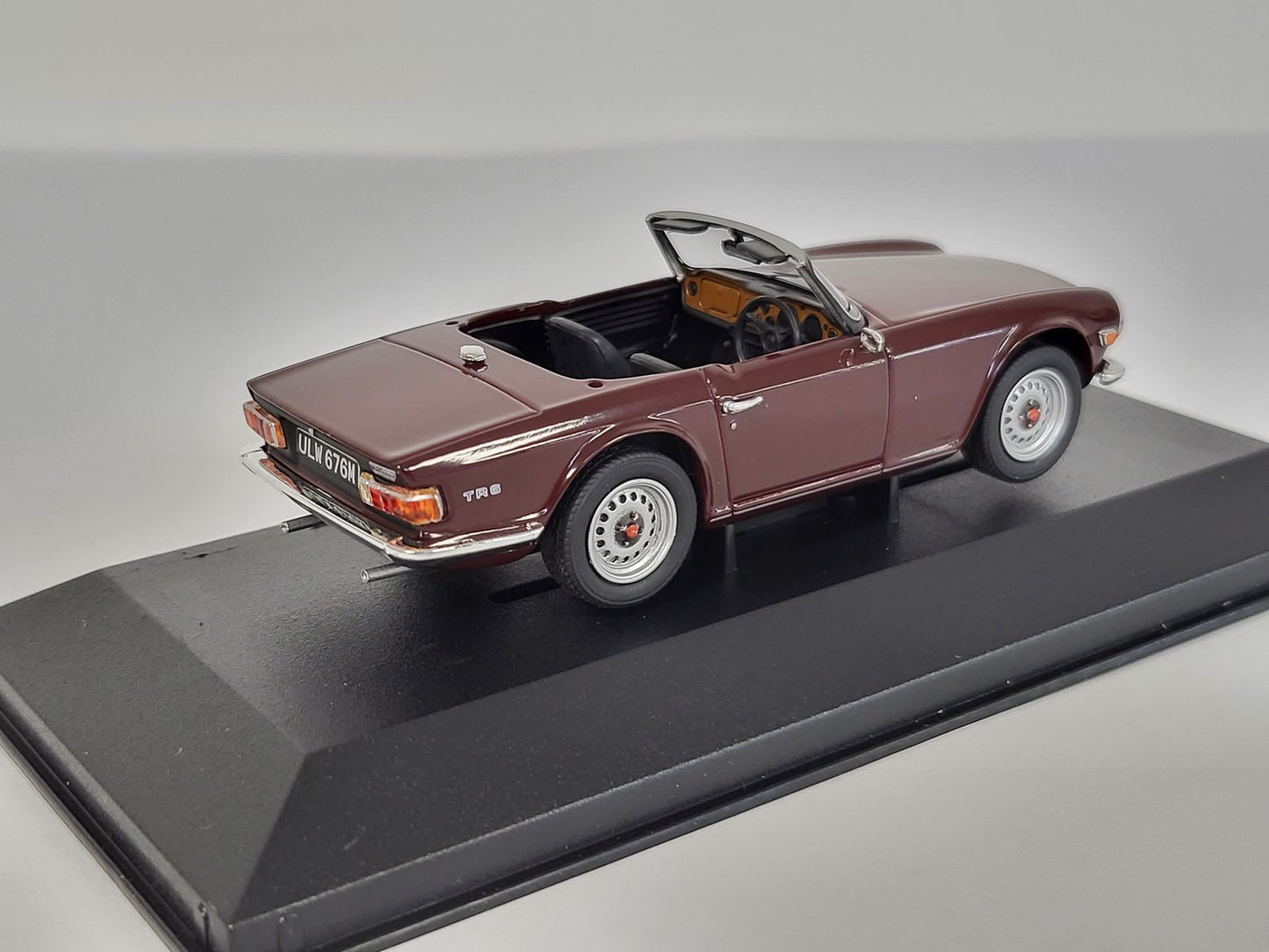 1/43 - Corgi Vanguards Triumph TR6 Damson VA14700