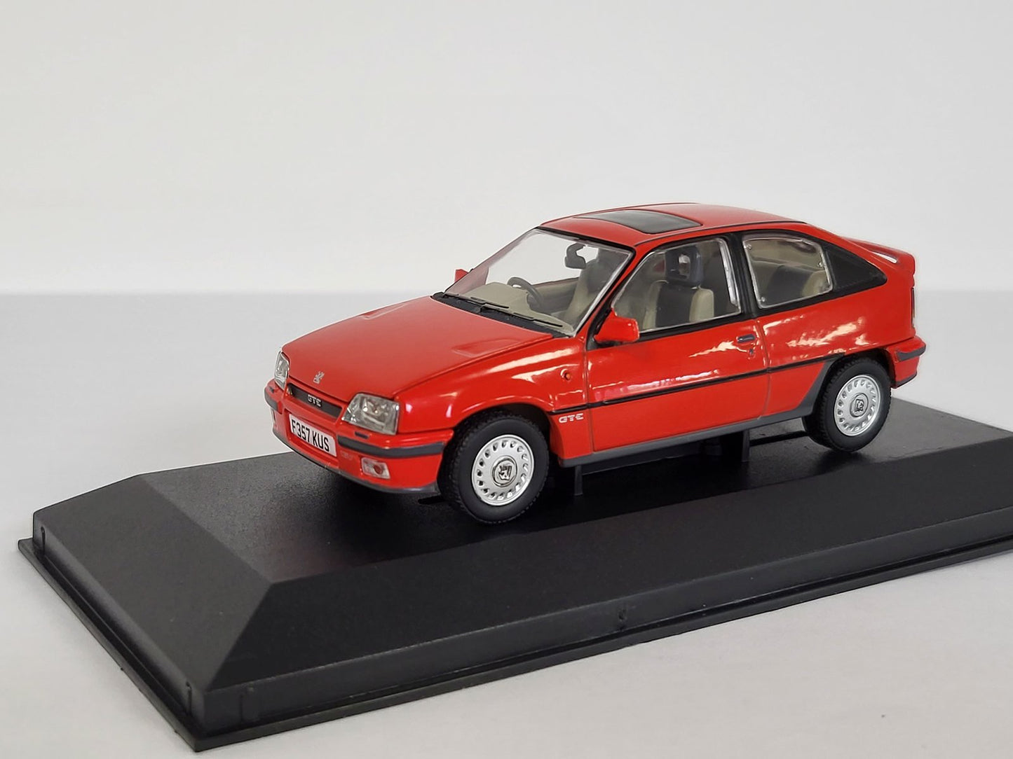 1:43 Corgi Vanguards VA13208 Vauxhall Astra GTE 16v Carmine Red