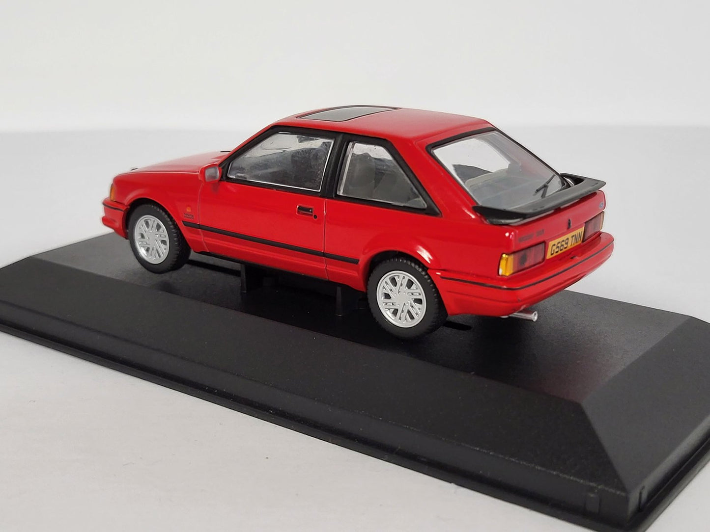 Corgi Vanguards 1/43 Ford Escort MK4 XR3i 1990 VA14302