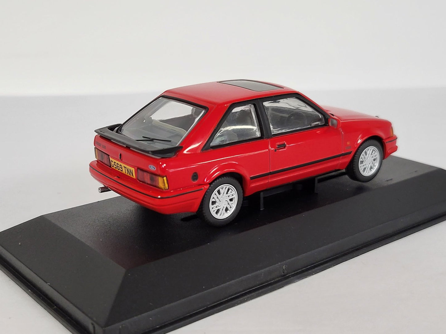 Corgi Vanguards 1/43 Ford Escort MK4 XR3i 1990 VA14302
