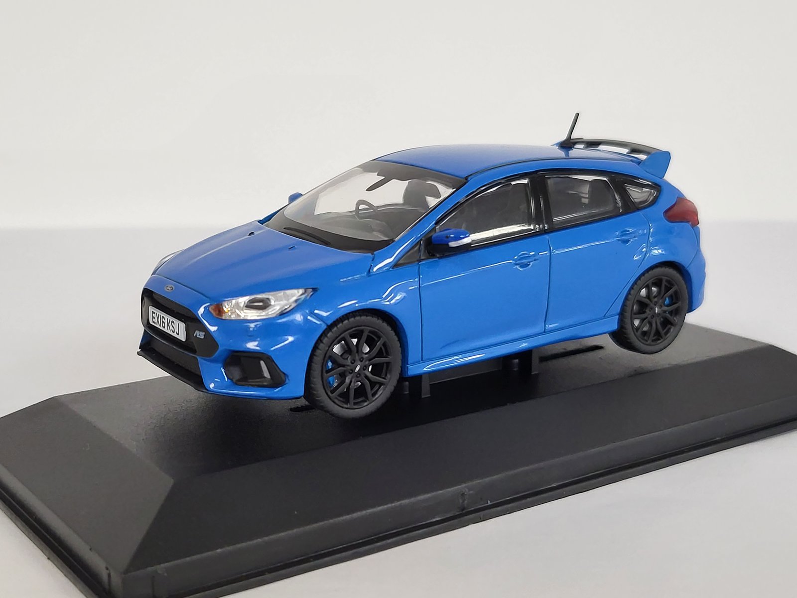 Corgi Ford Focus Mk3 ST, modèle moulé sous pression bleu impact profond Corgi Ford Focus Mk3 ST, modèle moulé sous pression bleu impact profond