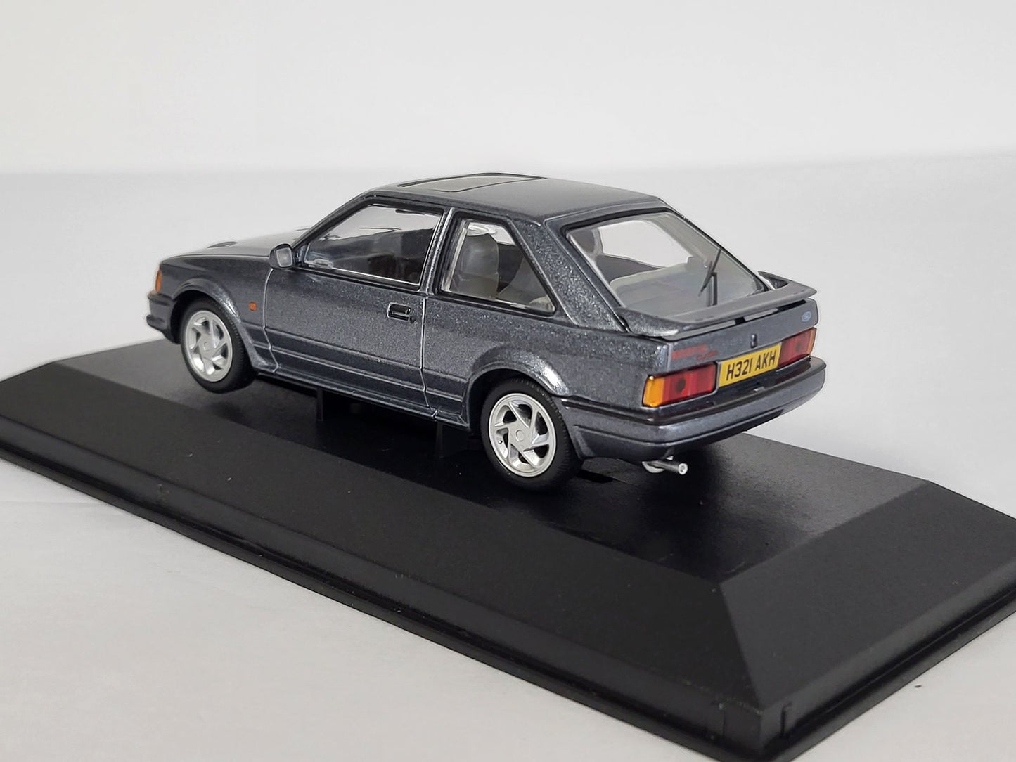 Corgi VA14304 Ford Escort Mk4 RS Turbo (1990 Specification) Mercury Grey