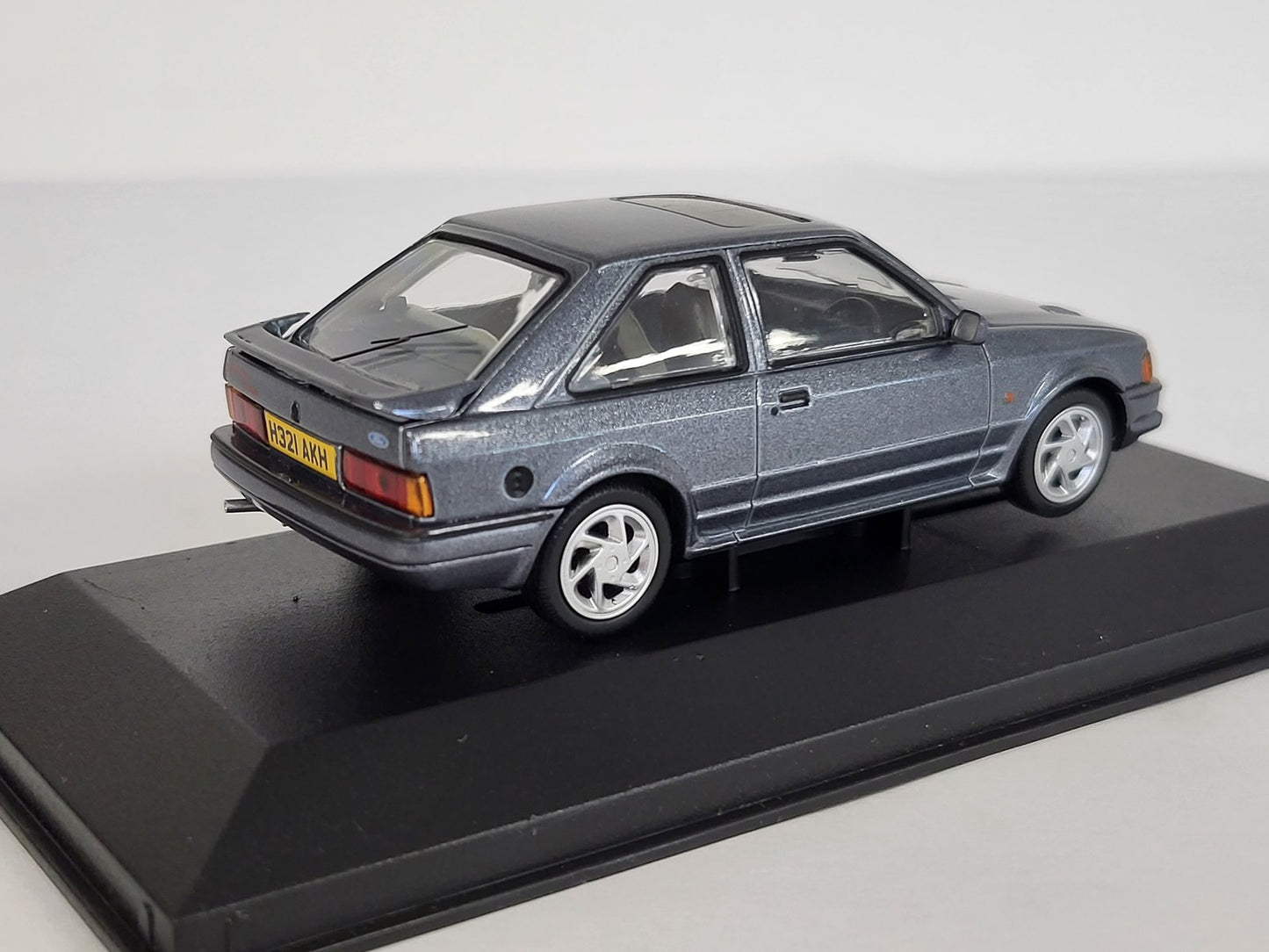 Corgi VA14304 Ford Escort Mk4 RS Turbo (1990 Specification) Mercury Grey