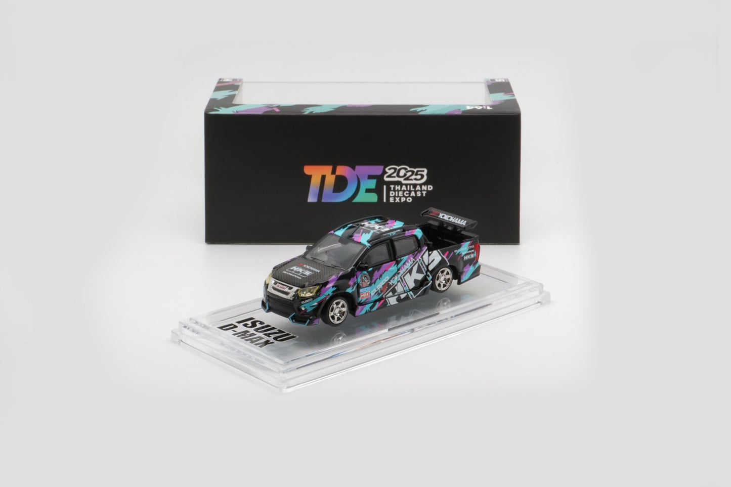 1/64 Isuzu D-Max 2018 - Low Rider HKS -RHD (TDE2025) - BM Creations - 64B0463
