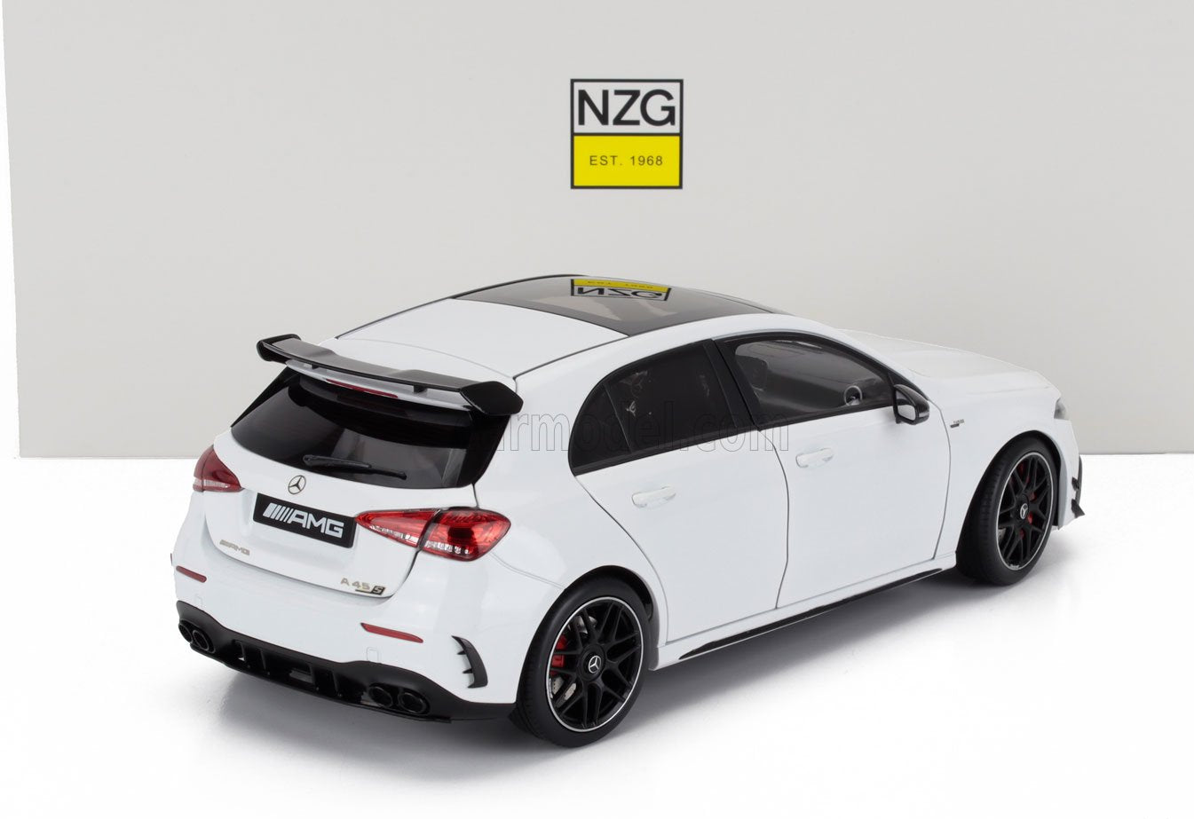 1/18 - Mercedes AMG A 45 S 4MATIC+ Polar White - NZG - 1069/40