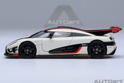 1:64 Koenigsegg One: 1 Pebble White/Carbon Black/Red Accents - AutoArt 20041