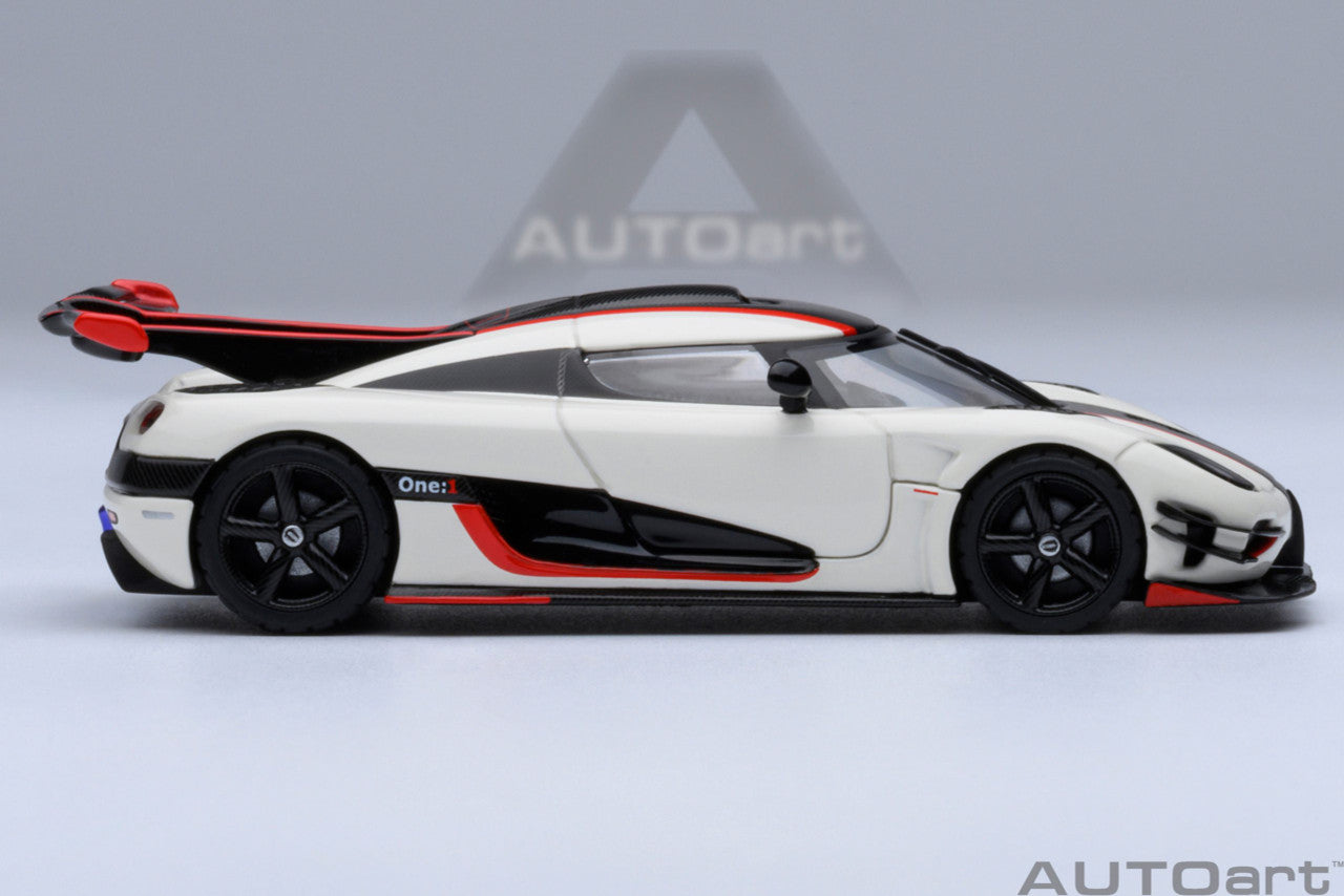 1:64 Koenigsegg One: 1 Pebble White/Carbon Black/Red Accents - AutoArt 20041