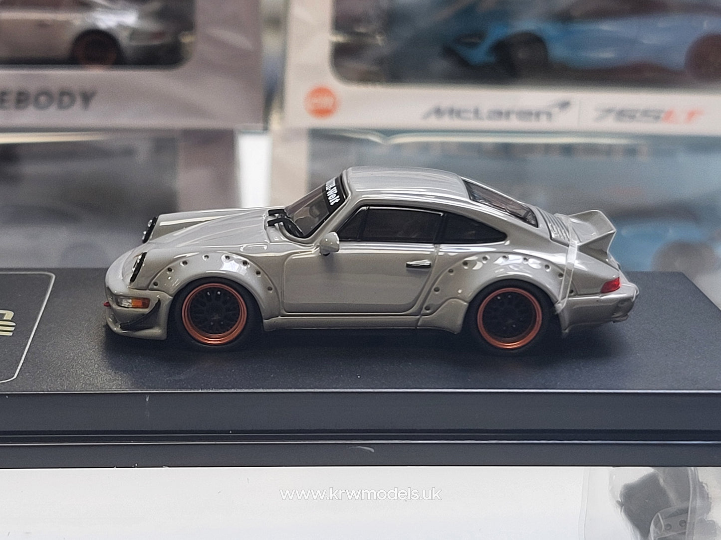 1/64 - PORSCHE - 911 964 RWB RAUH-WELT COUPE WITH RACING SET WHEELS AND WING 1987 - LIGHT GREY - CM Models