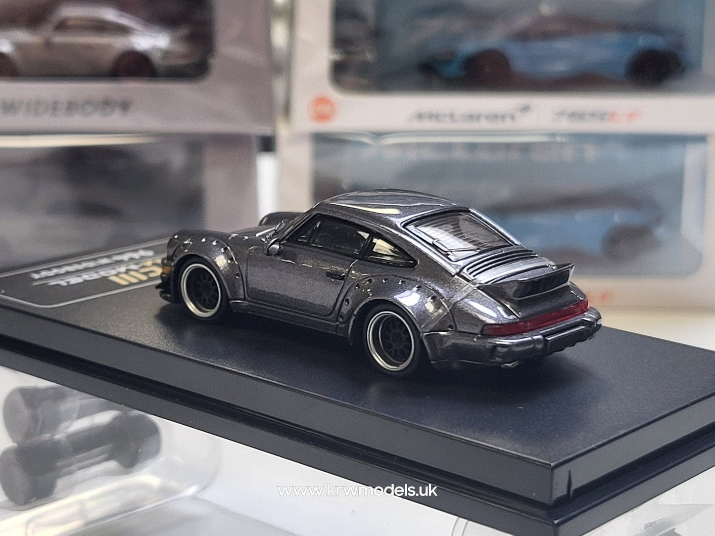 1/64 - PORSCHE - 911 964 RWB RAUH-WELT COUPE WITH RACING SET WHEELS AND WING 1987 - GREY - CM Models