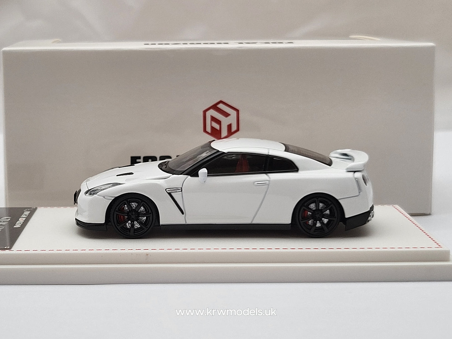 1:64 Nissan GT-R R35 White - Focal Horizon