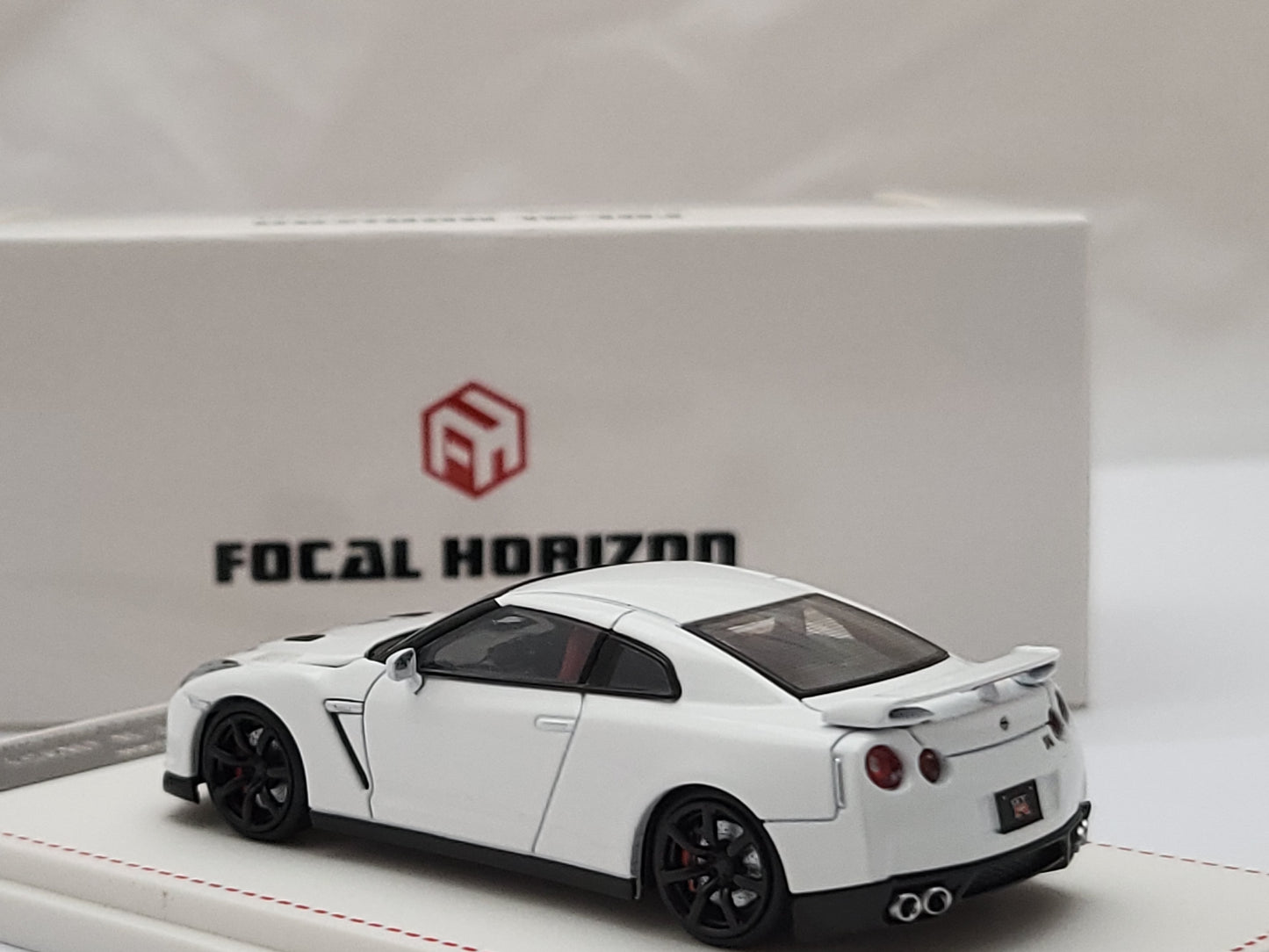 1:64 Nissan GT-R R35 White - Focal Horizon