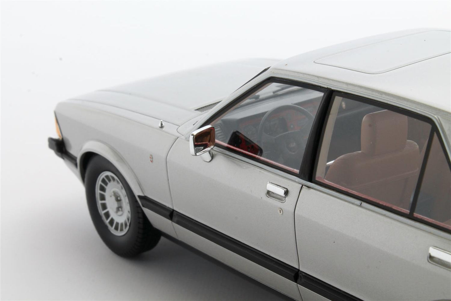 1/18 Ford Granada 2.8 Ghia Saloon Silver Metallic 1978 - Cult Models CML133-3