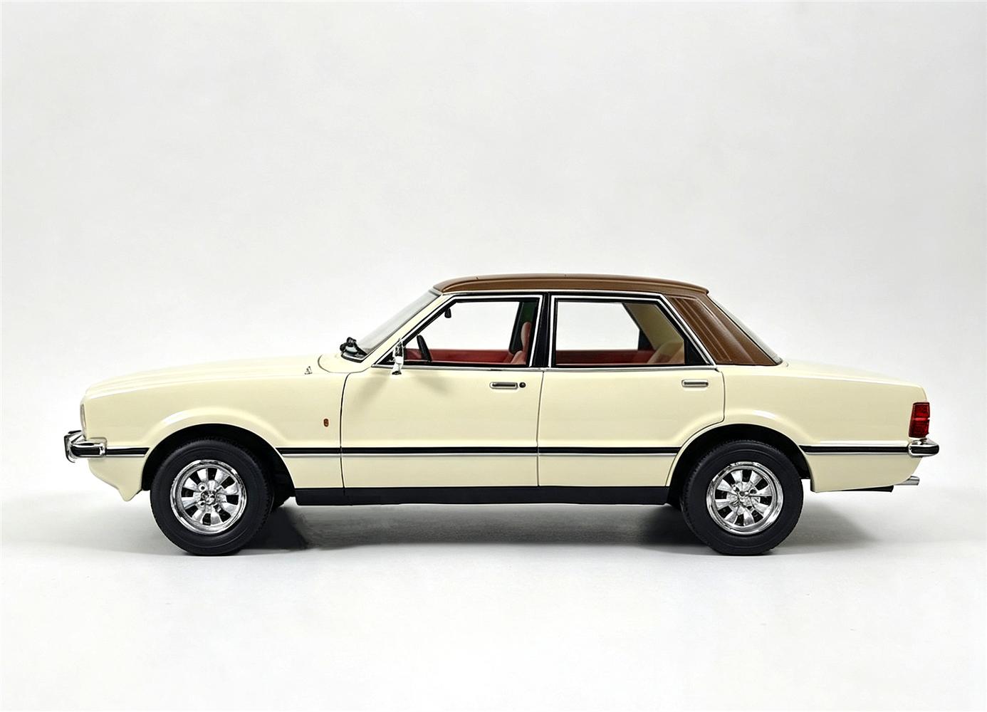 1/18 - Ford Cortina MKIV diamond white 76-79 - Cult Models - CML321-2 UK Exclusive