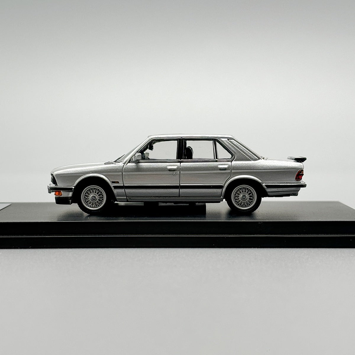 1:64 BMW M5 E28 (3 Colours) - King Models