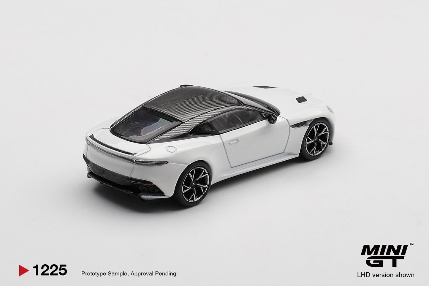 1/64 ASTON MARTIN DBS STRATUS WHITE - Mini GT - MGT01225