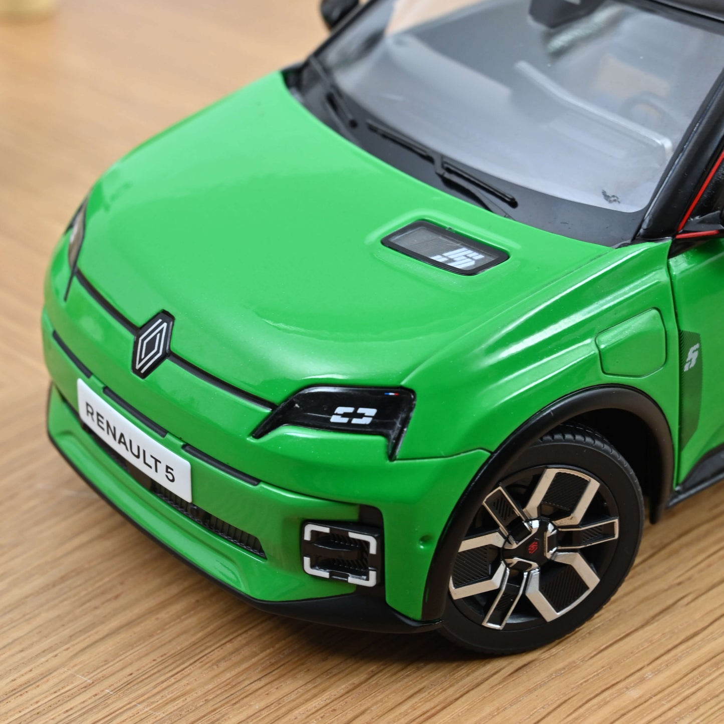 1/18 2024 Renault 5 E-Tech - Pop Green and Black - 185502 - Norev