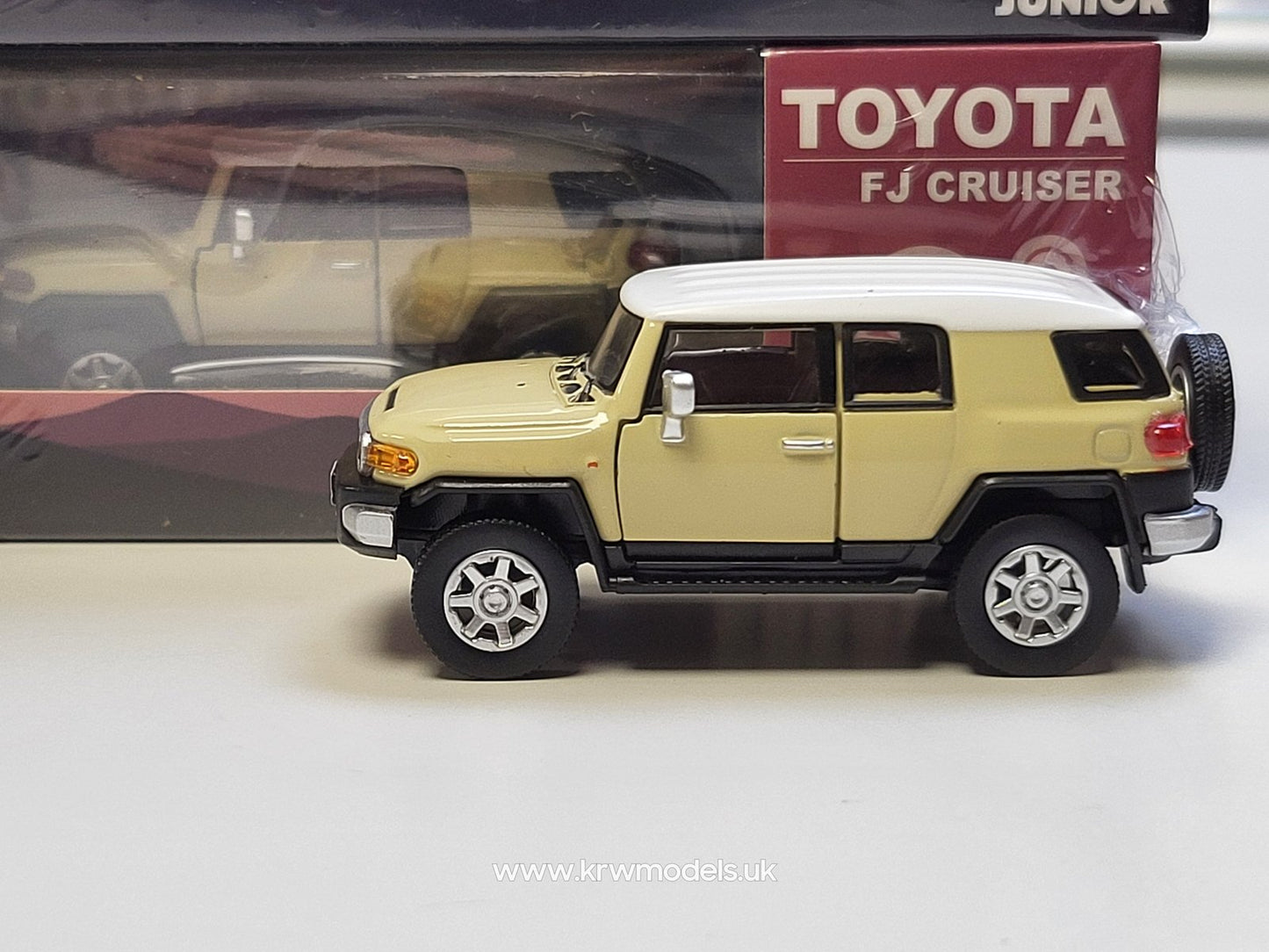 1/64 - 2015 Toyota FJ Cruiser right hand drive, ivory with white roof - BM64B0137lhd