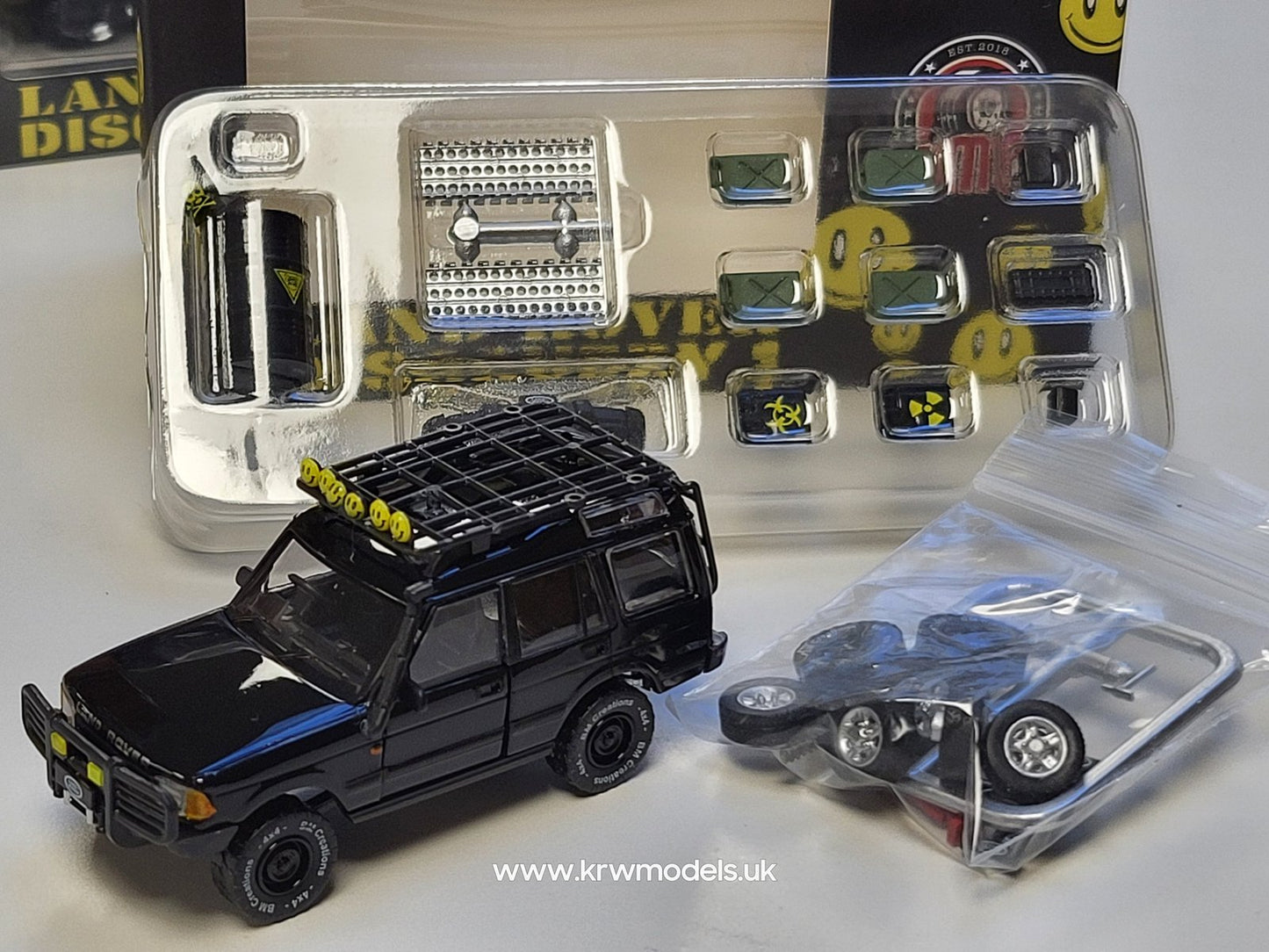 1/64 1998 Land Rover Discovery 1 *Right Hand Drive*, black smile with accessory - BM64B0204RHD