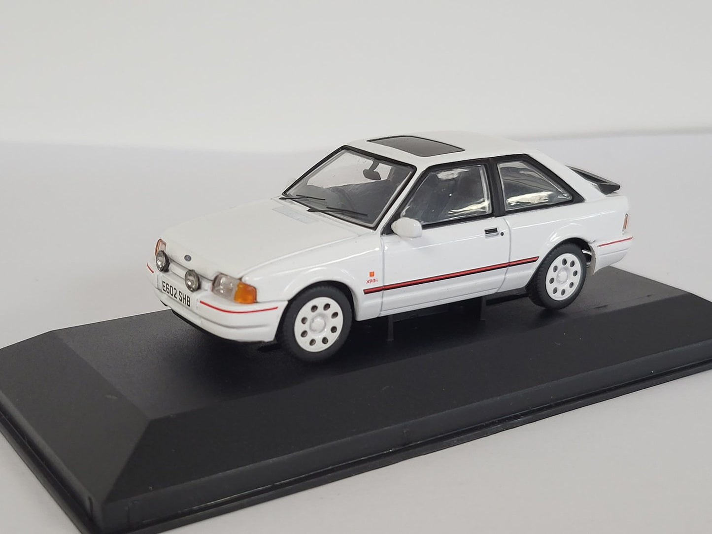 CORGI VANGUARDS - VA14300 Ford Escort Mk4 XR3i Diamond White 1:43