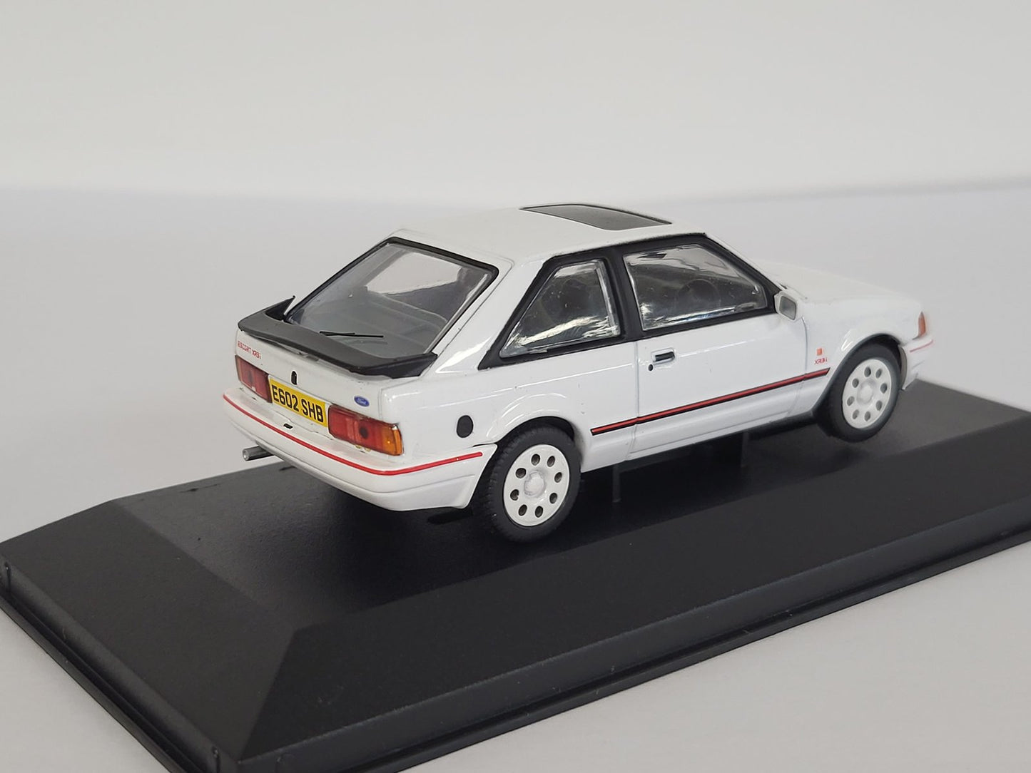 CORGI VANGUARDS - VA14300 Ford Escort Mk4 XR3i Diamond White 1:43